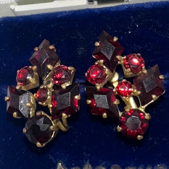 Germany antique gold tone faux garnet Czech glass rhinestone screw back earrings - Picture 2 of 9